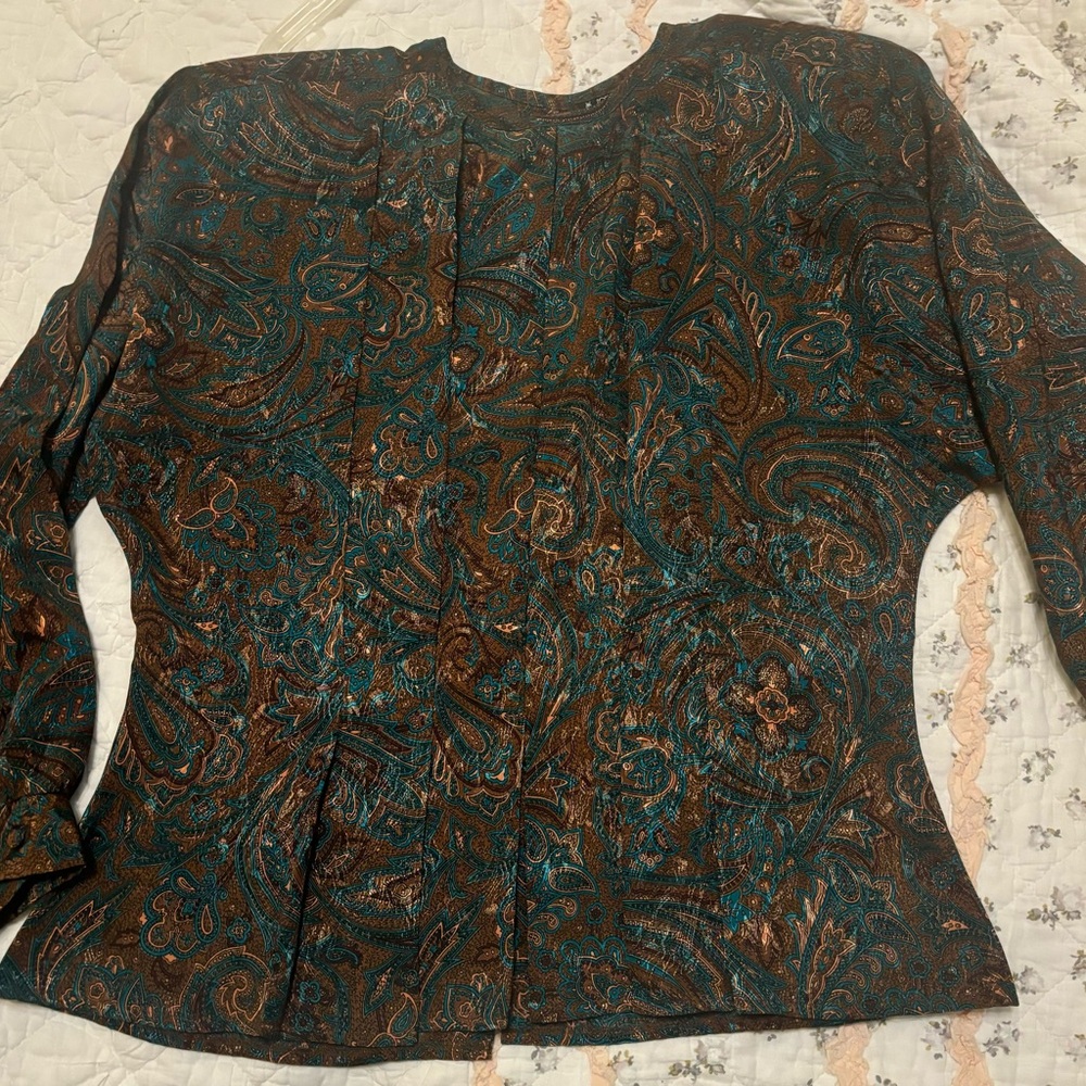 Long sleeve, pleated, button up back, shoulder pads
